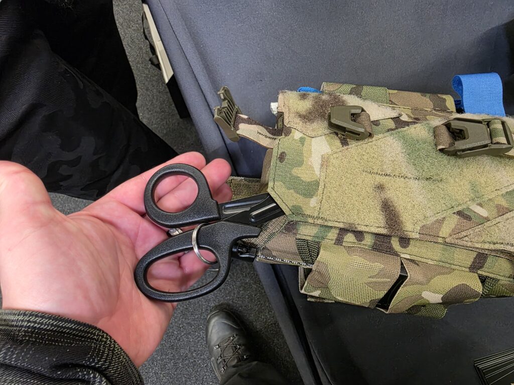 Shear holders on both sides of the loop lid.